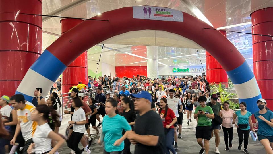 Araneta City opens its streets for aRUNeta Run Club